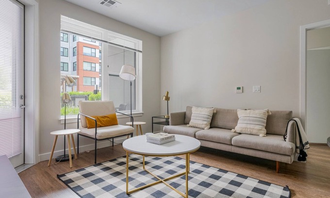 St. Elizabeth's Apartamento | Blueground | St. Elizabeth's, balcony, nr Brighton Park