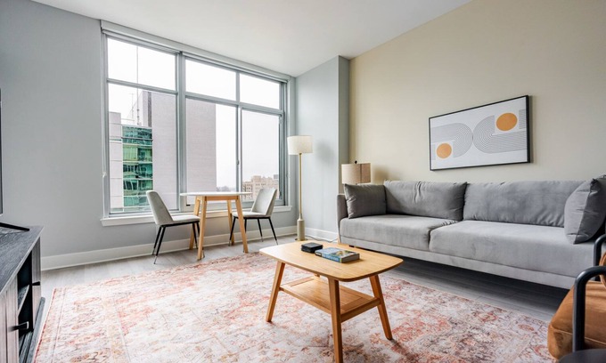 Woodmont Triangle Apartamento | Blueground | Woodmont, pool & gym, nr Bethesda Row