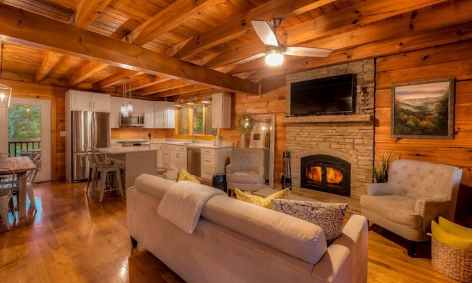 East Ellijay Cabina | Bluejay - Mountain Views | Pet Friendly | Hot Tub | Theater Room | Pool Table | Foosball | Firepit