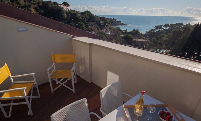Tellaro Apartamento | BlueLine Terrace - attic with two rooms in front of Fiascherino beach