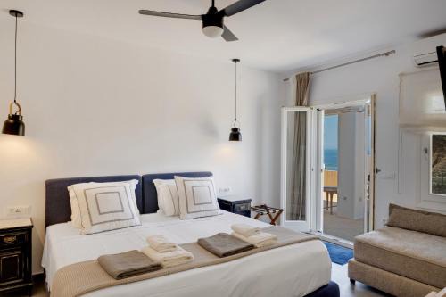 Syros Casa | Blueros - Black Stone Suite