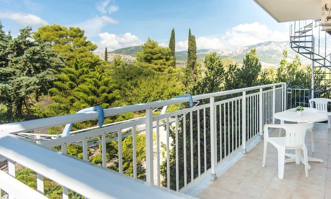 Klismata Apartamento | BlueWhite Studio - Mountain Scene by the Pool
