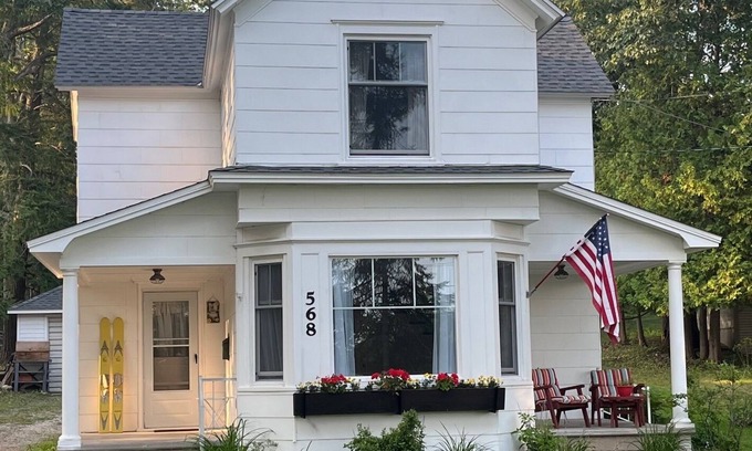 Harbor Springs Casa | Bluff Bliss. Walk the sidewalk to downtown Harbor Springs. FRESHLY renovated.