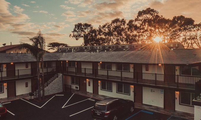 Morro Bay Hotel | Blufftop Inn & Suites - Wharf/Restaurant District