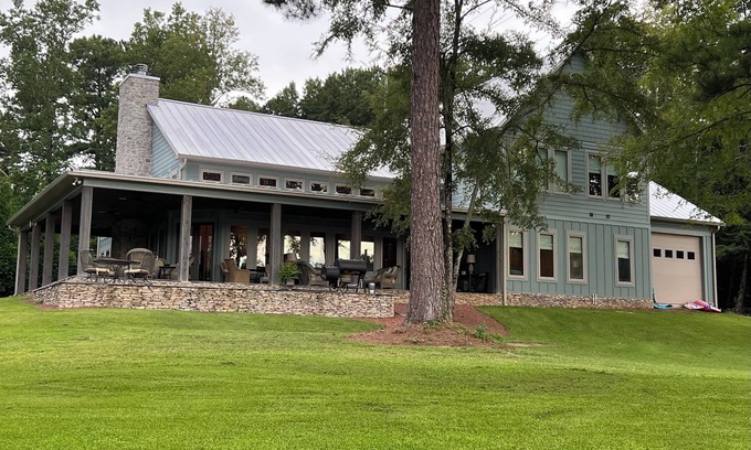 Northport Casa | BluLake Escape Lake Tuscaloosa propiedad de alquiler frente al lago de lujo