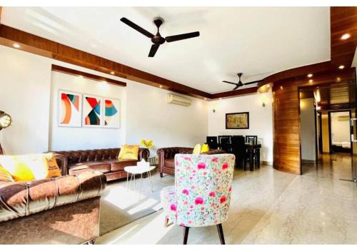 Greater Kailash Apartamento | BluO 3BHK M Block Mkt - Lift, Balcony, Parking