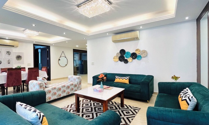 B4 Block Apartamento | BluO 4BHK Safdarjung Enclave - Balcony, Lift
