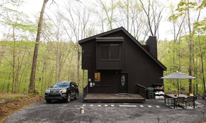 East Stroudsburg Cabina | BLVCK Cabin w/ HotTub in the Mountains near Bushkill Falls