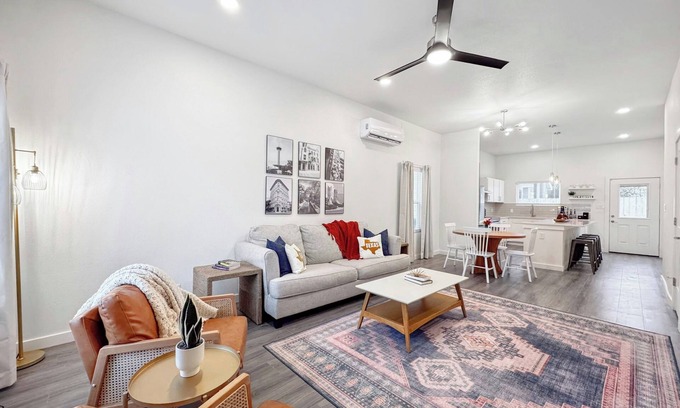 Denver Heights Casa | FUN photo wall-2.5mi to Downtown-Riverwalk-2mi to Alamodome & FrostBank-BMT Grad