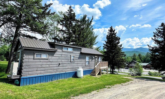 Twin Mountain Cabaña | BMV6 Awesome "Tiny Home" A/C, Mountain Views, Minutes to Skiing, Hiking, Attractions, Dog Friendly!