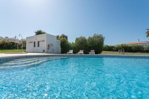 Patio Apartamento | BnB Homes Large fully equipped Apartment with 2 bedrooms, swimming pool & patio