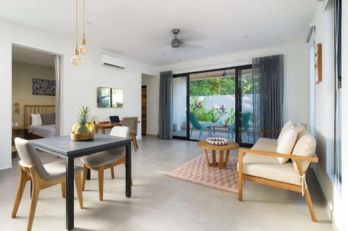 Playa Langosta Apartamento | Bo Jungle - Steps to Tamarindo Beach - Surf Pool 1