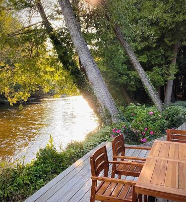 Mayfield Casa | Boardman Monarch! River! Hot Tub! Fireplace!