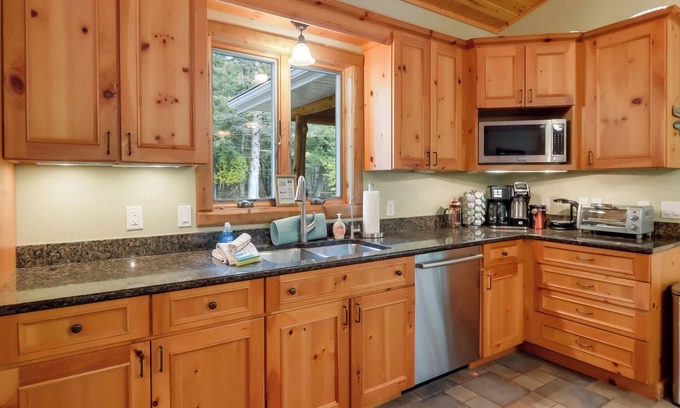 Mayfield Casa | Boardman Monarch | Upscale river lodge | HOT TUB!