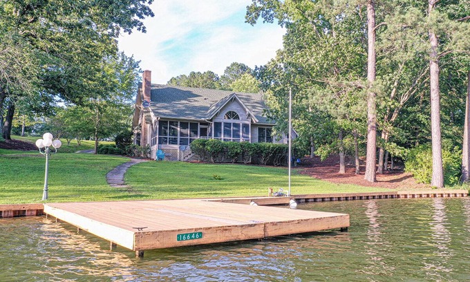 Ninety Six Casa | Boat Drinks: Updated home in great neighborhood on Greenwood side