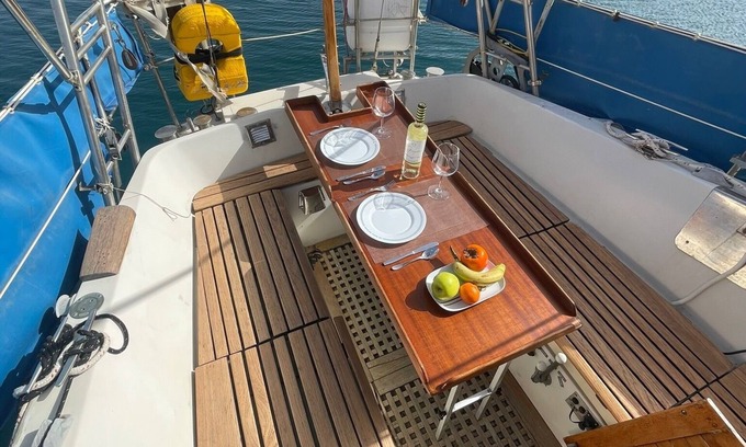 Puerto Calero Alquiler De Eote | Barco 'El Velero' con vistas al mar y terraza privada