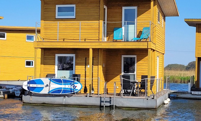 Ostvorpommern Alquiler De Eote | Casa flotante con vistas al lago, terraza privada y Wi-Fi