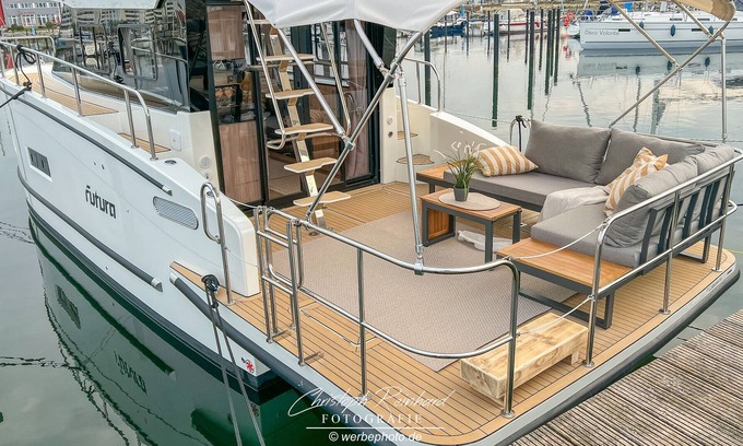Ostholstein Alquiler De Eote | Barco 'Hausboot Yacht Futura' con vistas al mar, terraza privada y Wi-Fi