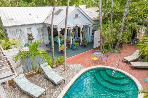 Key West Historic District Casa | Boat House by AvantStay Character Cottage Central Location w Shared Pool Month Long Stays