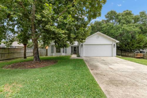 Fort Walton Beach Casa | Boat House - Steps to Boat Ramp, Grill & 1 Mile to Beach