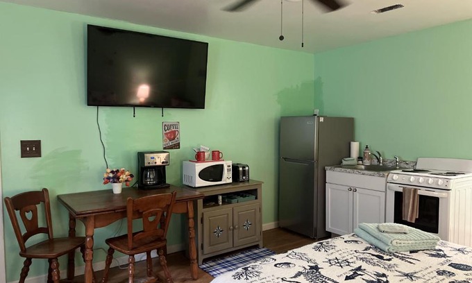 Willoughby Spit Apartamento | Boat House Studio - Water Front Pets WiFi Smart TV apts