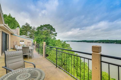 Lake Ozark Apartamento | Boat Slip and Water Views Lake Ozark Condo