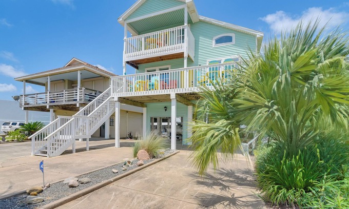 Galveston Casa | Boat Slip + Decks: Waterfront Gem Near Galveston!