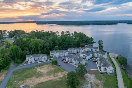 Eatons Crossing Casa | Boat Slip, Pontoon Rental, Lake Views, Game Room, Fire Pit