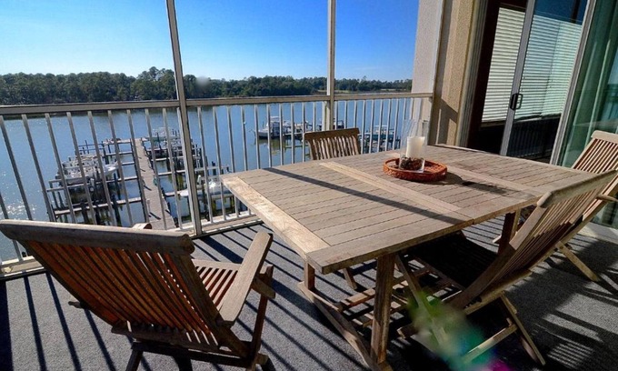 Gulf Shores Condominio | Boat Slip - Pool- Screened balcony- Water front. 30 DAY MINIMUM STAY.