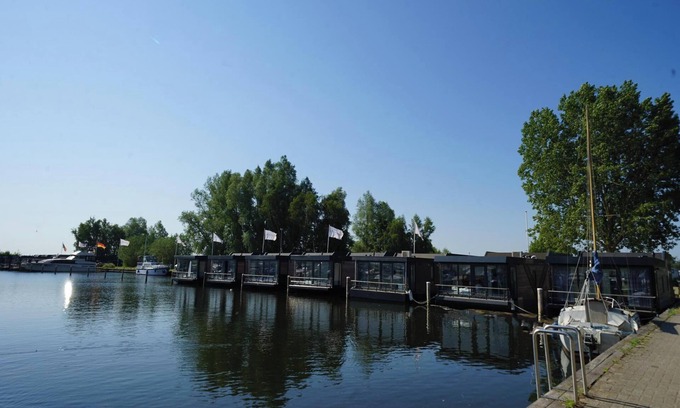 Biddinghuizen Casa | Boat with 3 bedrooms and a terrace