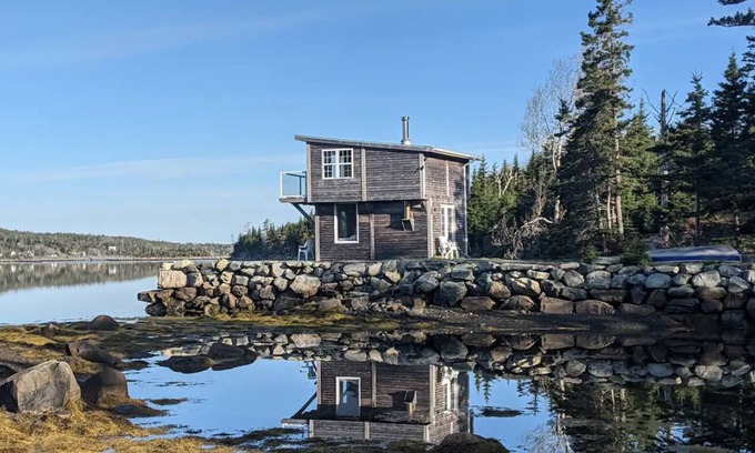 Halifax County Cabina | Boathouse Forested Oceanside Retreat