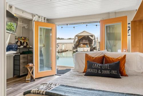 Bayview Casa | Boats N Rows Float Home