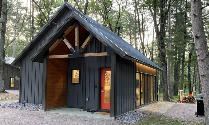 Wisconsin Dells Cabina | Bobcat Cabin @ Orange Tractor Retreat: a new, modern cabin on 40 private acres