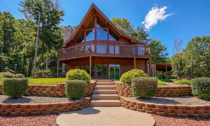 Logan Cabina | Bobcat Ridge~Hottub, Arcade, Clubhouse, Foosball on 11 Wooded Acres