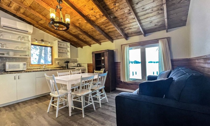 Bobcaygeon Cabina | Bobcaygeon Resort Cottage 3 MISSION sleeps 6
