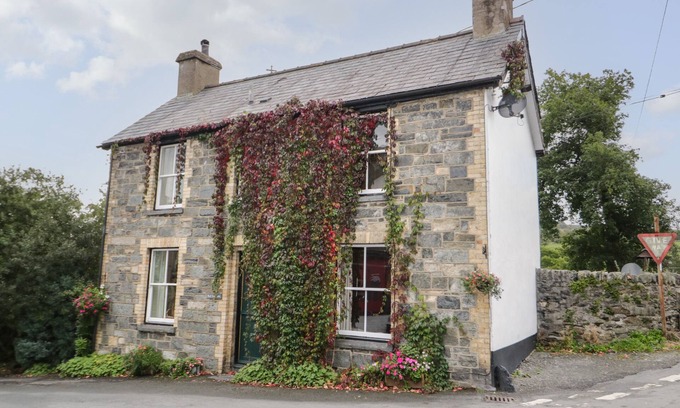 Penmachno Casa | BOD GWYNEDD, pet friendly, with open fire in Penmachno