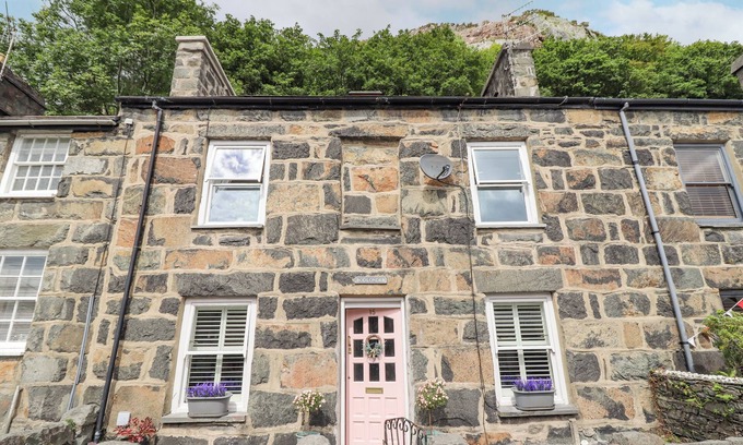 Tremadog Cabaña | BODLONDEB, pet friendly, character holiday cottage in Tremadog