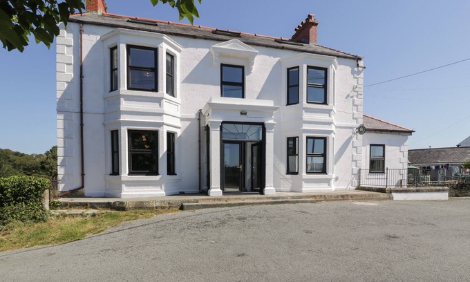 Bodorgan Cabaña | BODORGAN INN, pet friendly, with hot tub in Niwbwrch (Newborough)