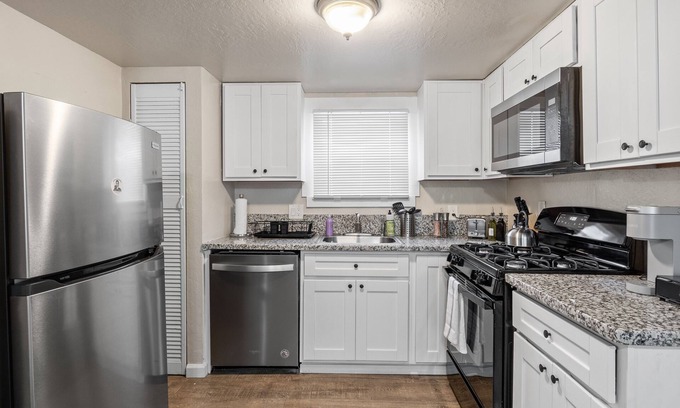 Sacramento Apartamento | Bohemian and Cat themed/Close to MT Sac | Laundry