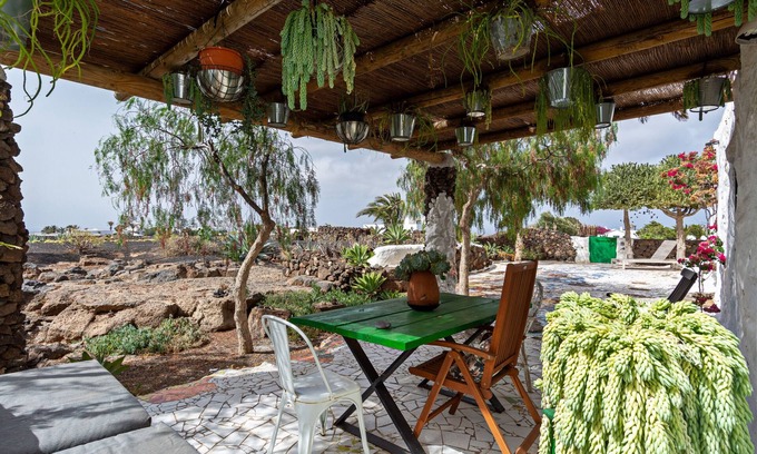Las Brenas Chalet De Esquí | Bohemian Art House - 2BR in Yaiza & Garden