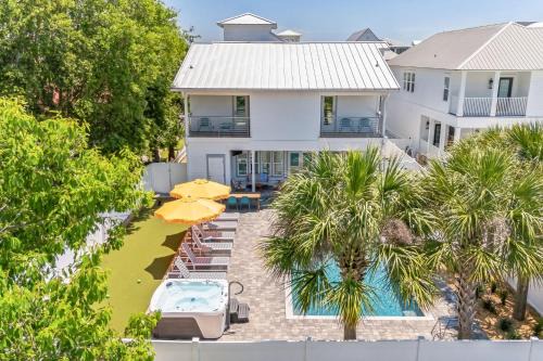 Crystal Beach Casa | Bohemian Beach Retreat Fully Stocked Villa Near Beach w Pool Outdoor Dining