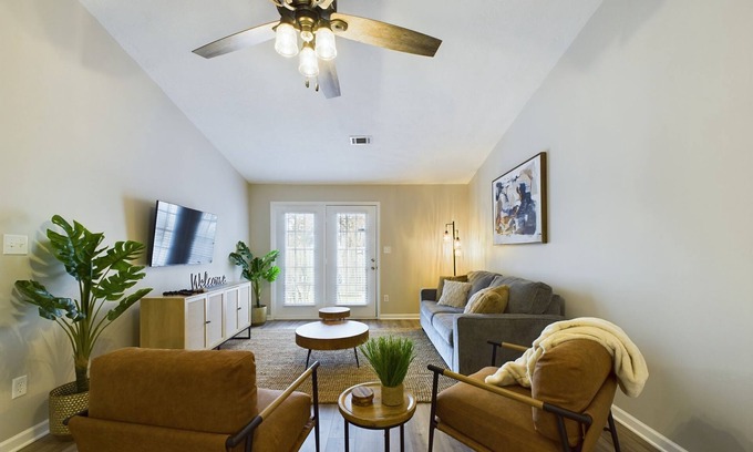 Augusta Casa | Bohemian Bungalow: 2BR Townhome
