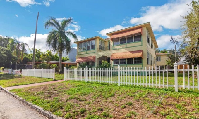 Crescent Lake Apartamento | 236J) Bohemian Lakeview Retreat!