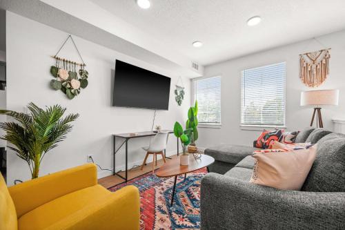 People's Freeway Casa | Boho 2BR Townhome King 2-Car Garage SLC