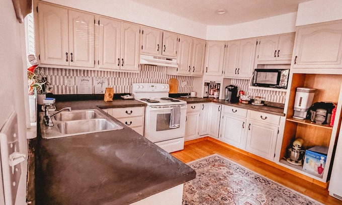 Oswego Apartamento | Boho 3-bedroom apt with fully supplied kitchen, WiFi, AC - Oldest Home in Oswego