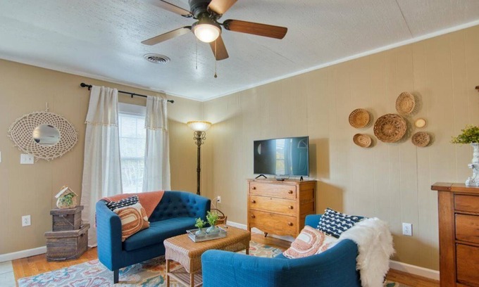 Bristol Casa | BOHO Broad! Close to CASINO! PET friendly, fenced yard!