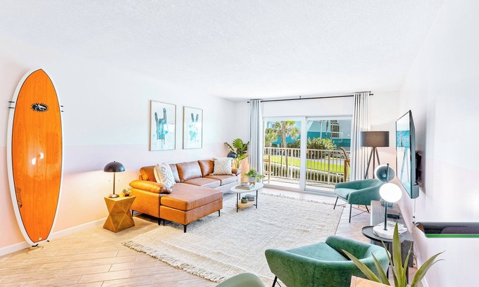 Avon By The Sea Condominio | ¡Escapada espaciosa recientemente renovada con vista al mar!