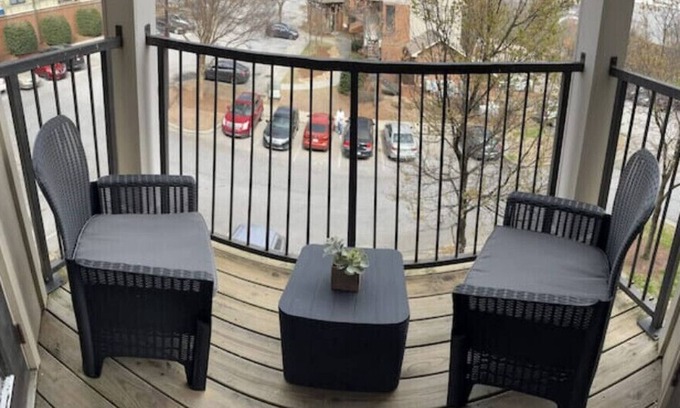 West End Condominio | Boho chic condo 5 min to downtown gated community free parking pool