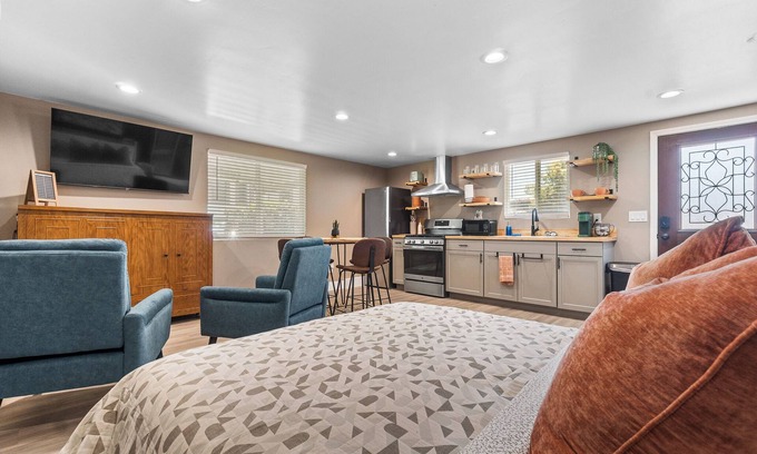 Visalia Apartamento | Boho Chic - DT Visalia/W Modern Art Flair