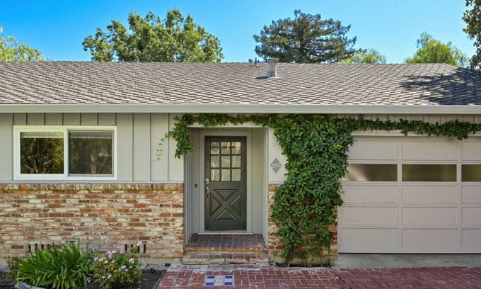 Redwood City Casa | Boho Chic Rancher Huge Yard Fast Wifi Close to Everything